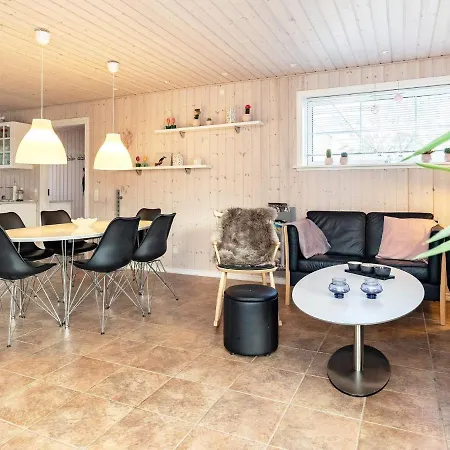 7 Person In Hals-by Traum Hals